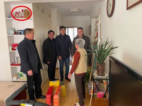 輸送帶廠家：官方調(diào)查困難戶家中擺放高檔酒是怎么回事？