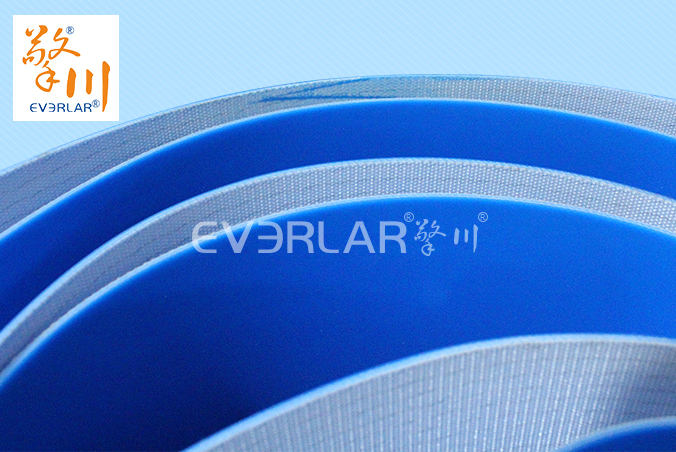 藍(lán)色PVC輸送帶加擋塊耐磨抗拉強度耐腐蝕工業(yè)皮帶