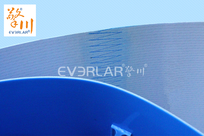 藍(lán)色PVC輸送帶加擋塊耐磨抗拉強度耐腐蝕工業(yè)皮帶