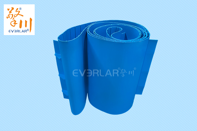 易清潔TPU加擋板輸送帶藍色食品級防溢抗污生產(chǎn)線設備傳送帶