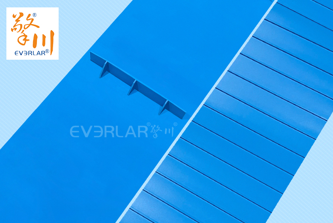 易清潔TPU加擋板輸送帶藍(lán)色食品級(jí)防溢抗污生產(chǎn)線(xiàn)設(shè)備傳送帶