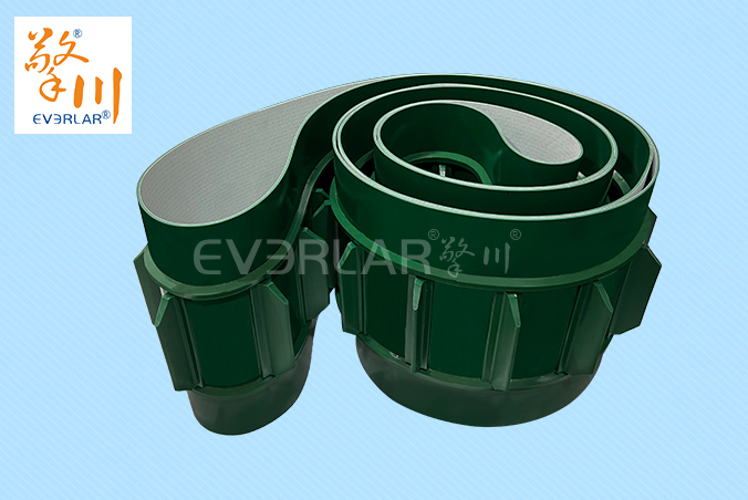 綠色PVC輸送帶加擋板雙導(dǎo)條精準導(dǎo)向防掉落化工建材涂裝線工業(yè)皮帶