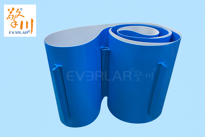 藍色PVC輸送帶加擋板導(dǎo)條耐磨防跑偏防掉落自動化生產(chǎn)線物料傳送工業(yè)皮帶