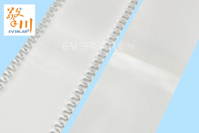 白色PU輸送帶加裙邊耐磨耐磨食品級(jí)行業(yè)傳送帶聚氨酯皮帶定制