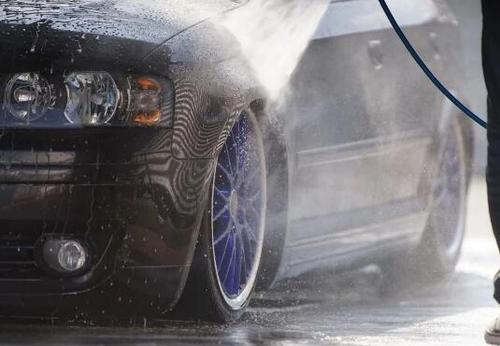 老父親用鋼絲球幫兒子洗車 老父親用鋼絲球幫兒子洗車