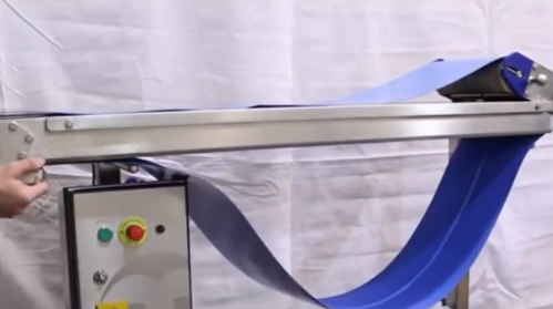 1763516957107607.jpg 藍色PU輸送帶加導條裝機調試.jpg